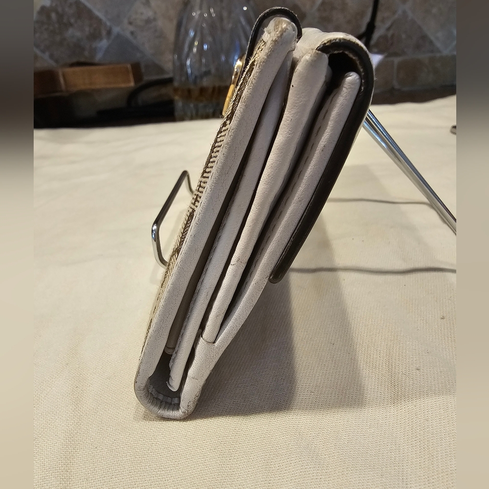 Vintage Gucci Wallet with Heart Detail - Picture 5 of 15
